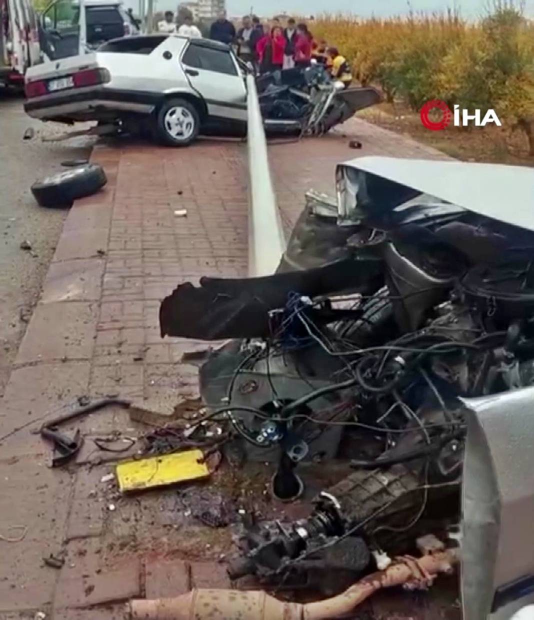 Elektrik direğine çarptı, ortadan ikiye bölündü! Görenler gözlerine inanamadı 10